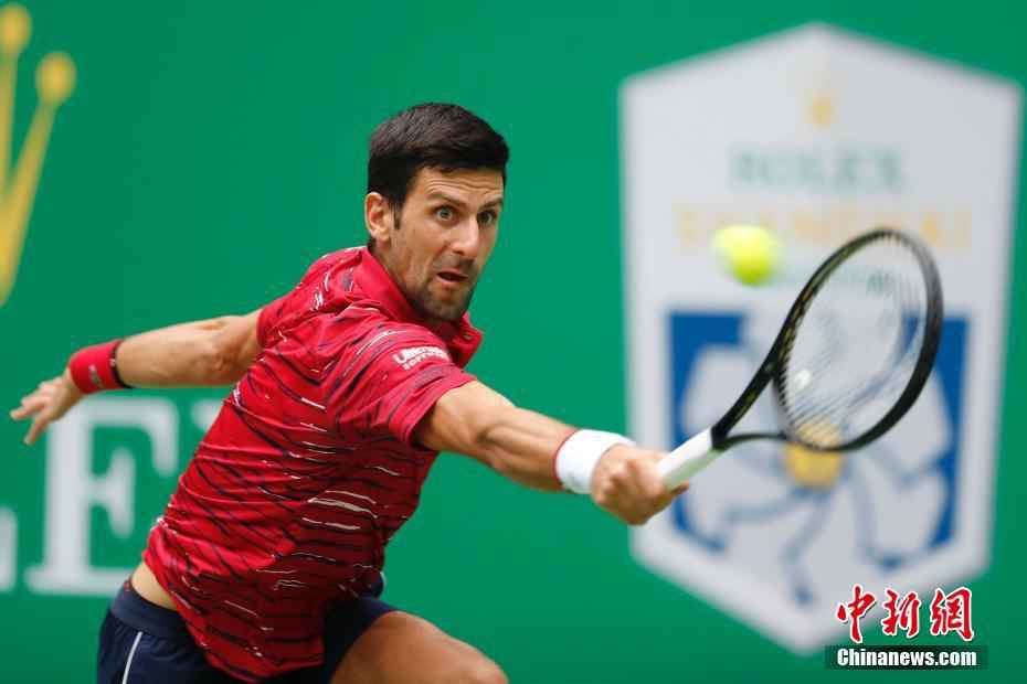 资料图:塞尔维亚选手德约科维奇在比赛中回球。中新社记者 殷立勤 摄 德约科维奇:曾因休赛感到迷茫 10年前险些退役