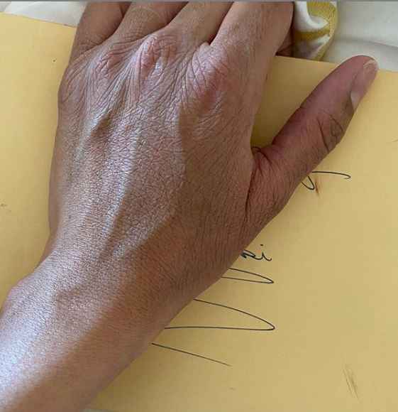 泪目！瓦妮莎晒科比生前留信 生日当天追忆挚爱