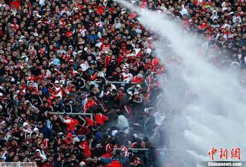 资料图:疯狂的球迷 黑科技来了!球迷在家看球,助威声秒传至球场