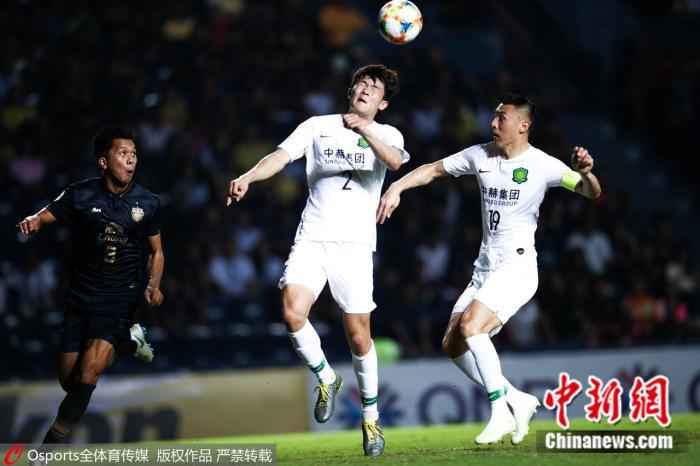 资料图:金玟哉(左)与球队后防搭档于大宝。 韩国外援如此放肆调侃!中国足球,争口气吧