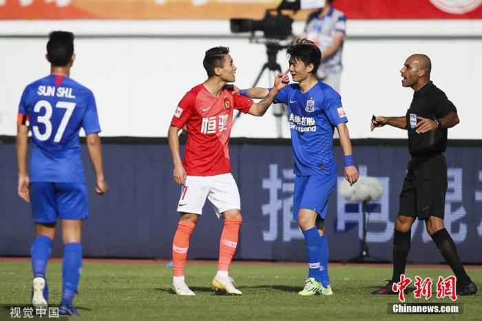 相比于以往,今年的中超联赛受疫情影响可能会有一定幅度的调整。资料图:广州恒大球员韦世豪在比赛中。 足协主席深夜连放4记大招!中超或迎27年未有之