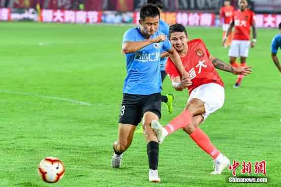 对于大连人队这样的北方球队而言,在1月份比赛,无论对于球员还是现场球迷,都将是巨大考验。资料图:大连人队球员王耀鹏(左)在比赛中。中新社记者 陈骥旻 摄 足协主席深夜连放4记大招!中超或迎27年未有之