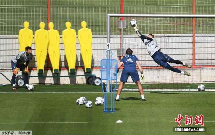 当地时间4月24日,德国慕尼黑,德甲俱乐部拜仁慕尼黑门将诺伊尔在训练中。据报道,拜仁慕尼黑已于当地时间4月6日恢复场地训练。 体坛观察丨“火线复出”的德甲,难掩一篓子难