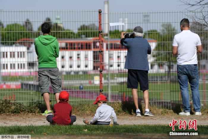 当地时间4月24日,德国慕尼黑,德甲俱乐部拜仁慕尼黑进行场地训练,球迷在训练场外围观。 体坛观察丨“火线复出”的德甲,难掩一篓子难