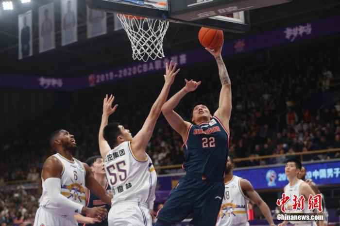 12月15日,广东东莞银行球员曾繁日(右)在比赛中进攻。当日,在2019-2020赛季中国男子篮球职业联赛(CBA)常规赛第17轮比赛中,北京控股队主场126比111胜广东东莞银行队。中新社记者 韩海丹 摄 中国篮球危中有机!姚明深夜亮相,透露不少好