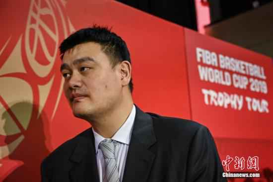 5月23日,2019年国际篮联篮球世界杯倒计时100天启动仪式在北京举行。据悉,2019年国际篮联篮球世界杯将于8月31日至9月15日在北京、上海、南京、武汉、广州、深圳、佛山、东莞这八座城市举行。图为姚明在仪式结束后离开会场。中新社记者 崔楠 摄 中国篮球危中有机!姚明深夜亮相,透露不少好