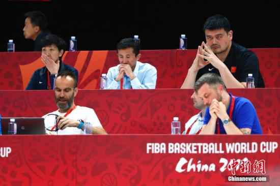 9月4日,姚明(后排右一)等中国篮协官员在场边观赛。当日,在北京进行的2019年国际篮联篮球世界杯A组小组赛中,中国队59:72不敌委内瑞拉队。 中新社记者 富田 摄 中国篮球危中有机!姚明深夜亮相,透露不少好