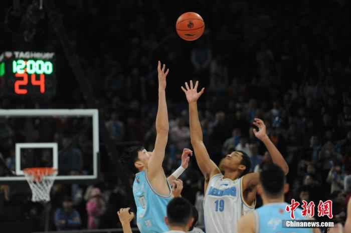 北京时间12月25日,CBA圣诞大战打响,北京队主场迎战新疆队。最终新疆队以88-87险胜北京队,取得四连胜。中新网记者 李骏 摄 中国篮球危中有机!姚明深夜亮相,透露不少好