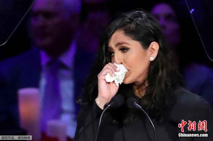 资料图:瓦妮莎在科比追思会现场落泪。 警员偷拍空难照片 科比遗孀瓦妮莎起诉洛杉矶警