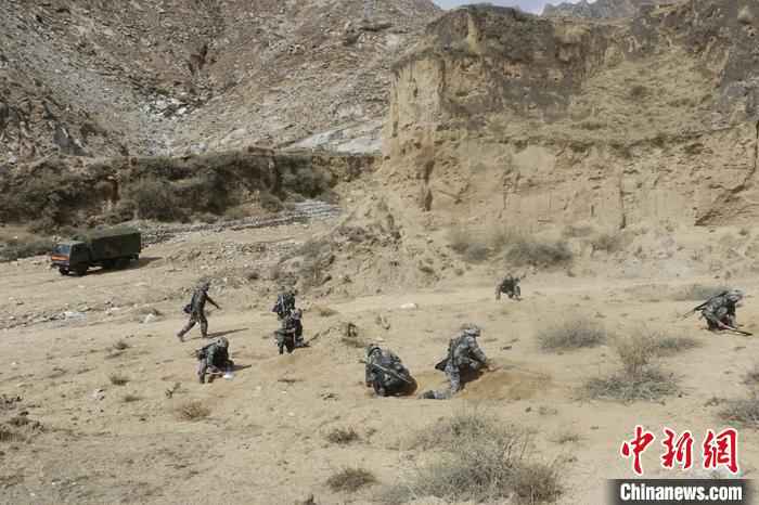 西藏军区某部官兵开展高原实战化演练