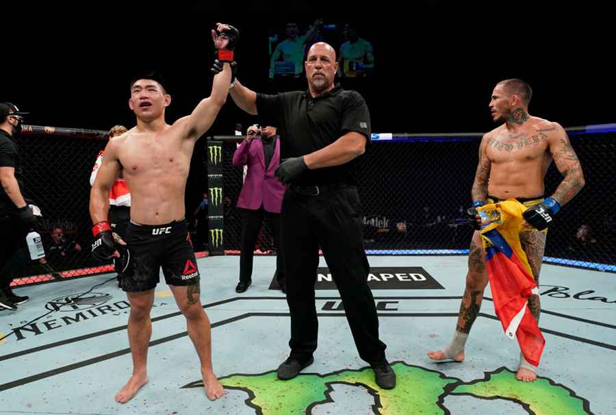 比赛现场,裁判宣布比赛结果,宋亚东获胜。 UFC:三回合激战宋亚东击败维拉 终结对手5连胜