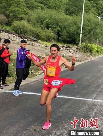 图为在半程马拉松赛男子组比赛中,中国国家马拉松队(西藏组)运动员多布杰率先撞线。西藏自治区体育局 供图 中国国家马拉松队(西藏组)半马通讯赛林芝开赛
