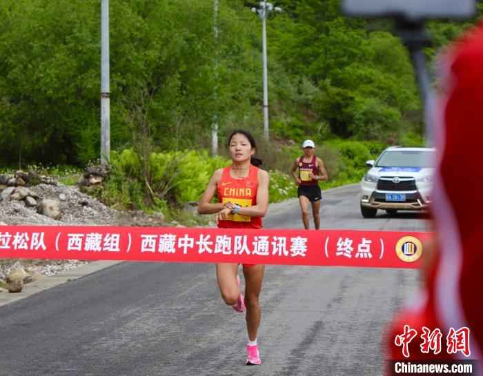 图为中国国家马拉松队(西藏组)运动员次仁措姆以1小时16分18秒的成绩,夺得半程马拉松赛女子组冠军。西藏自治区体育局 供图 中国国家马拉松队(西藏组)半马通讯赛林芝开赛