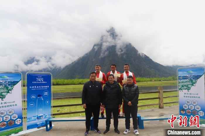 图为中国国家马拉松队(西藏组)运动员多布杰(后排中)站上冠军领奖台。西藏自治区体育局 供图 中国国家马拉松队(西藏组)半马通讯赛林芝开赛