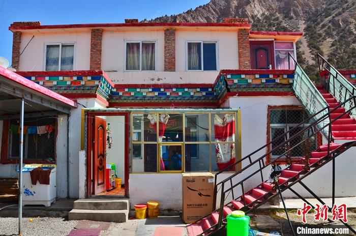 地处澜沧江源头的青海省玉树州杂多县震后重建的格桑小镇内集中安置了305户牧民,每户牧民都住上了政府免费配发的80平方米住房,外带一个小院。图为拍摄于4月13日的牧民尕诵周拉的二层楼小院。中新社记者 鲁丹阳 摄 澜沧江源牧民住房翻新颜:住有所居 居有所安