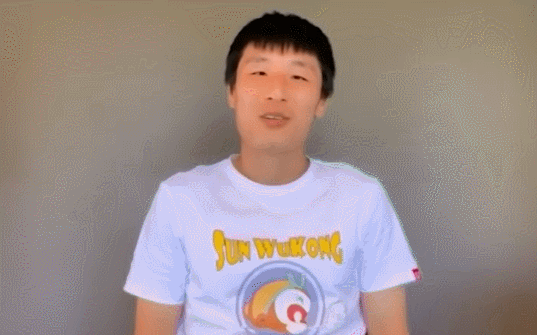 视频中,武磊的头发十分“抢戏”。 西班牙人队开启一周两练节奏 武磊发型引关注