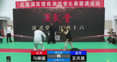 刚一上来,马保国就被打倒在地。 被KO的各路“大师”们,快还给武术一片净土吧