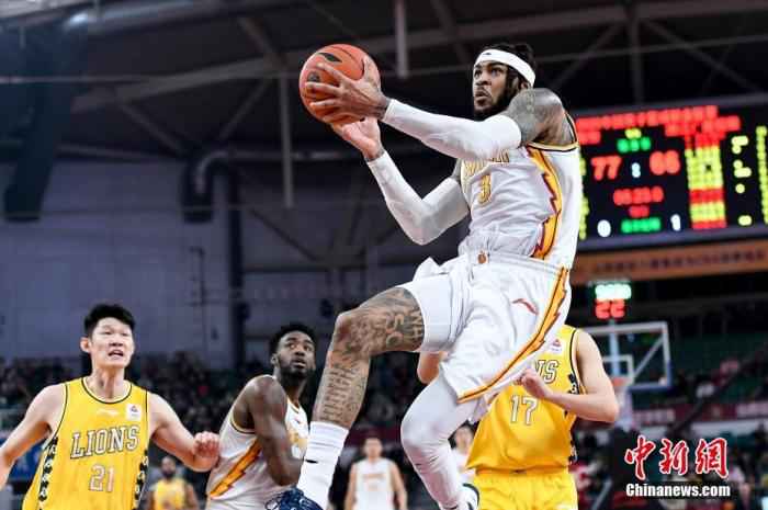 1月14日晚,山西省太原市,山西汾酒股份队球员莫兰德(白)在比赛中上篮。当日,在2019-2020赛季中国男子职业篮球联赛(CBA)常规赛第27轮比赛中,山西汾酒股份主场以119比109战胜浙江广厦控股。中新社记者 韦亮 摄 添彩?添堵?外援对中国职业体育究竟意味着啥