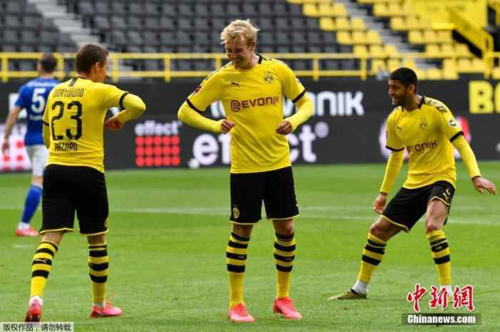 图为在多特蒙德与沙尔克04的比赛中 体坛观察丨德甲复工的背后:疫情怎样改变足球