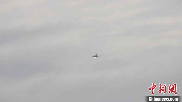 开火瞬间。 伏俊林 摄 南部战区空军航空兵某旅提升处置空中“低慢小