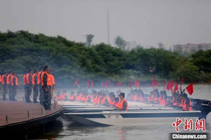 水上砺剑备战汛期 直击浙江金华武警冲锋舟集训