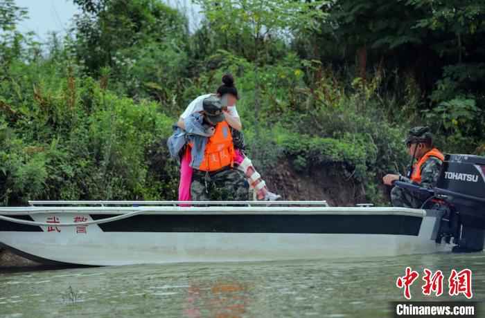 水上砺剑备战汛期 直击浙江金华武警冲锋舟集训