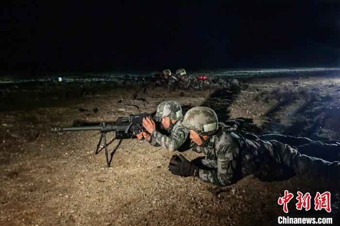 西藏军区侦察兵进行敌后渗透破袭演练