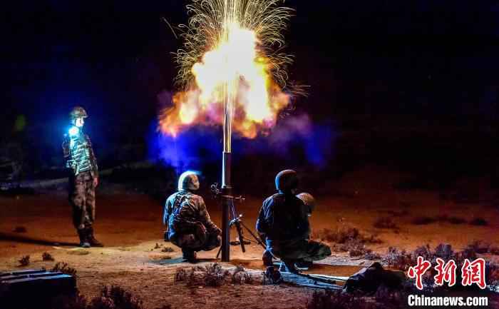 西藏军区侦察兵进行敌后渗透破袭演练