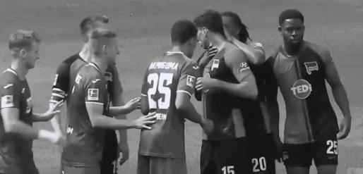 博亚塔“亲吻”队友 庆祝进球时违规亲吻队友?德甲后卫澄清:在讲