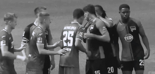 博亚塔贴出的视频截图 庆祝进球时违规亲吻队友?德甲后卫澄清:在讲