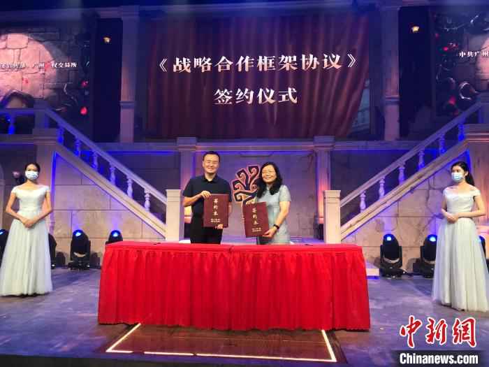 《第五人格》职业联赛—IVL(Identity V League)联盟基地,18日正式落地广州天河区,这是广州市首个电竞职业联赛。当日,天河区委宣传部与广州产权交易所现场签署了《战略合作框架协议》,政企合作培育、引进优质电竞资源,打造世界级电竞中心。 王华 摄 广州诞生首个本土电竞职业联赛