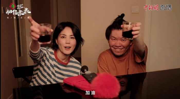 王菲改编《人间》，周迅在马路边唱歌…这场义