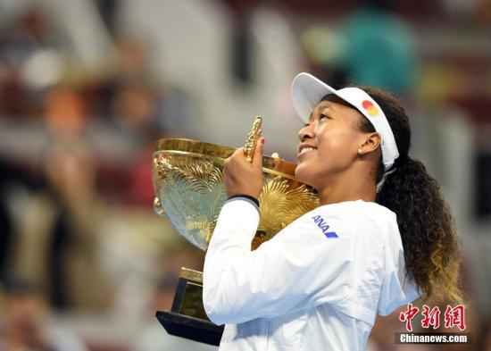 资料图:大坂直美捧起中网冠军奖杯 中新社记者 侯宇 摄 劲收3740万美元!大坂直美创女运动员年收入纪录