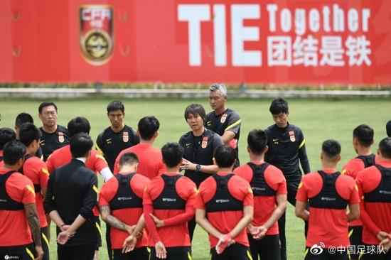 洛国富将留国家队治疗 于大宝：国足目标打好世