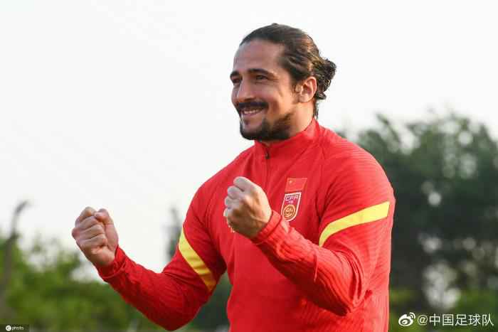 洛国富将留国家队治疗 于大宝：国足目标打好世