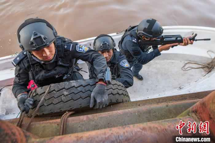 重庆警方开展水上实战大练兵 水陆空一体化作战