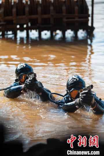 重庆警方开展水上实战大练兵 水陆空一体化作战