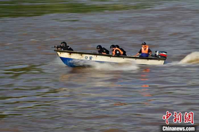 重庆警方开展水上实战大练兵 水陆空一体化作战