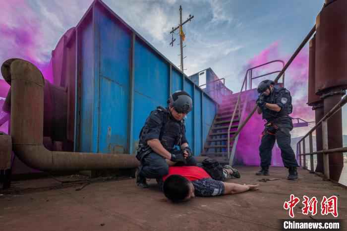 重庆警方开展水上实战大练兵 水陆空一体化作战