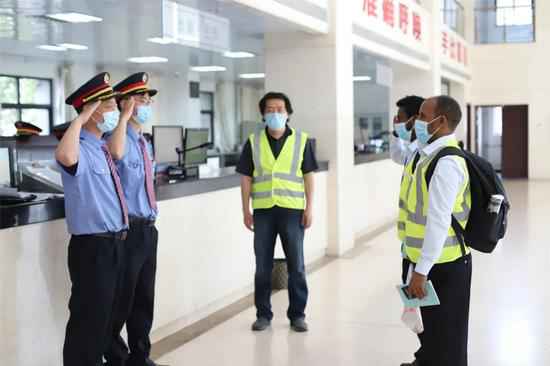 铁路来了外籍火车司机?真相是……