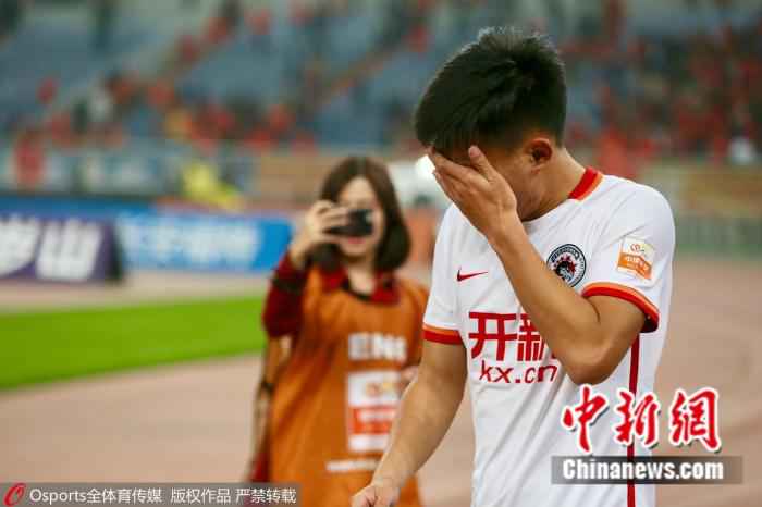 资料图:2017赛季与山东鲁能赛后,辽足球员泪洒赛场。 没有挣扎也没有眼泪:中国足球十冠王,默默死