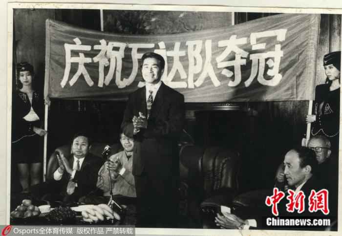 资料图:大连万达队夺得甲A联赛元年冠军。 没有挣扎也没有眼泪:中国足球十冠王,默默死