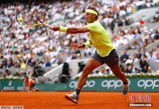 资料图:2019年法国网球公开赛,“红土之王”纳达尔以总比分3:1战胜对手蒂姆,第12次夺得法国网球公开赛男单冠军。 法网总监:确保不与美网撞车 对今年举行有信心