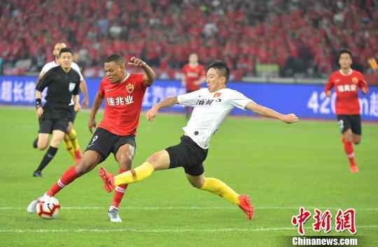 资料图:深足外援普雷西亚多在比赛中。陈文 摄 深足递补回归中超 到底是福还是“祸”?