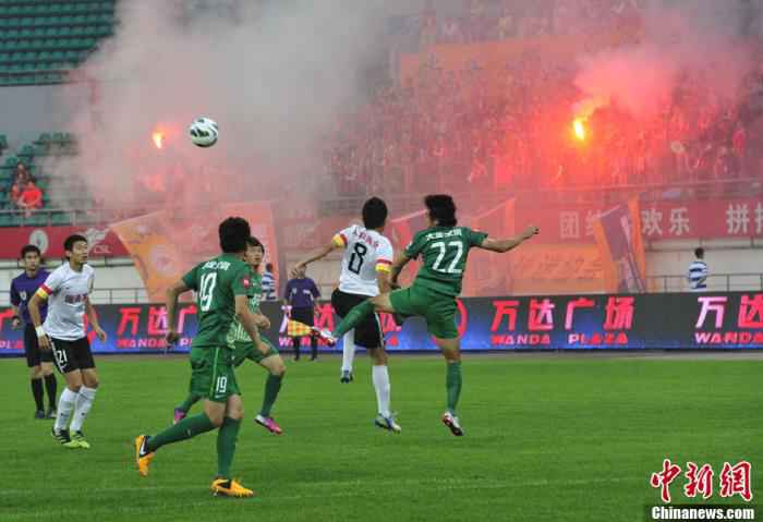 资料图:杭州绿城(现浙江绿城)在比赛中。中新社发 张元 摄 深足递补回归中超 到底是福还是“祸”?