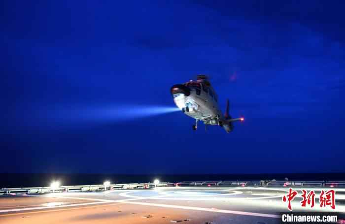 中国海军第35批护航编队组织双机跨昼夜飞行训练