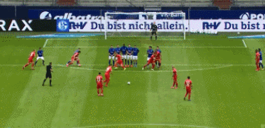 沙尔克04开场不久遭遇当头一棒。 德甲:沙尔克04连续两场完败 保级区三队难求一