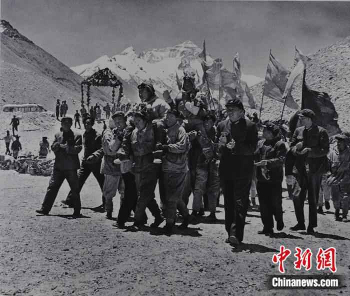 资料图:1960年胜利登上珠峰顶峰的队员返回大本营,受到热烈欢迎。版权归中国登山协会所有,未经书面允许不得转载 历史回眸!60年前的今天,中国人登顶世界第三极