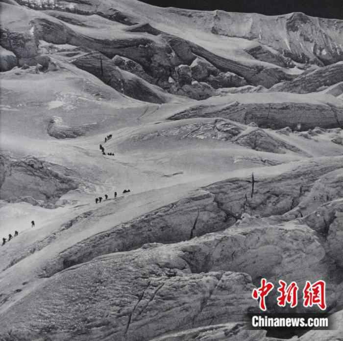 资料图:1960年中国登山队队员行进在绒布冰川。版权归中国登山协会所有,未经书面允许不得转载 历史回眸!60年前的今天,中国人登顶世界第三极