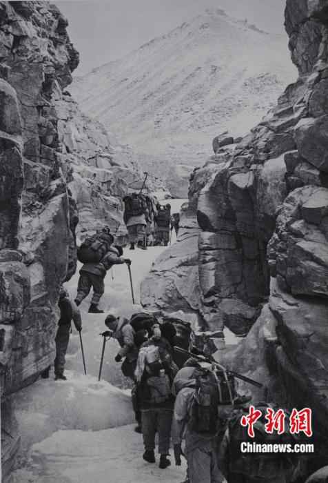 资料图:1960年中国登山队队员行进在绒布冰川。版权归中国登山协会所有,未经书面允许不得转载 历史回眸!60年前的今天,中国人登顶世界第三极